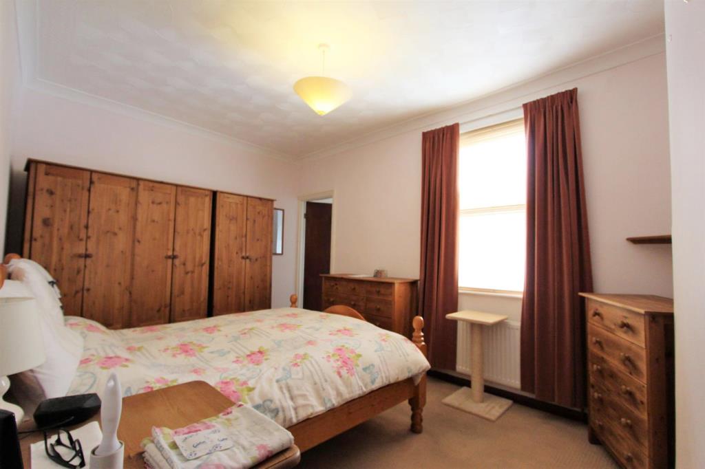 Lot: 77 - MID-TERRACE HOUSE FOR INVESTMENT - Bedroom